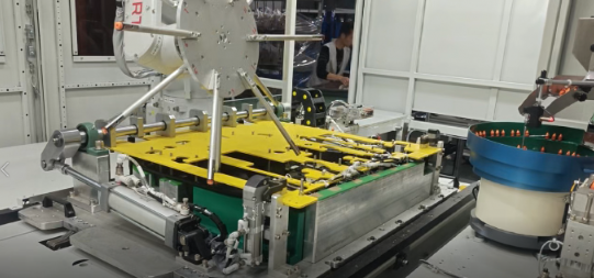 บล็อกบริษัทล่าสุดเกี่ยวกับ การใส่คลิปอัตโนมัติสําหรับแผ่นประตูรถยนต์